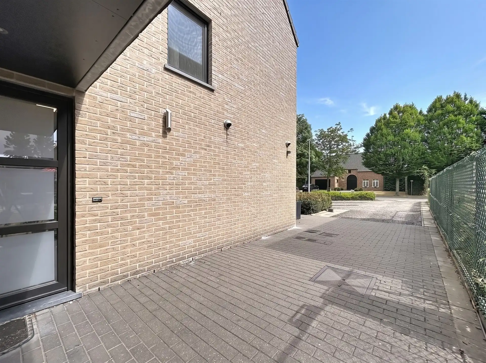 Moderne BEN gezinswoning met 4 slaapkamers, garage en poolhouse op perceel van 347m² foto 24