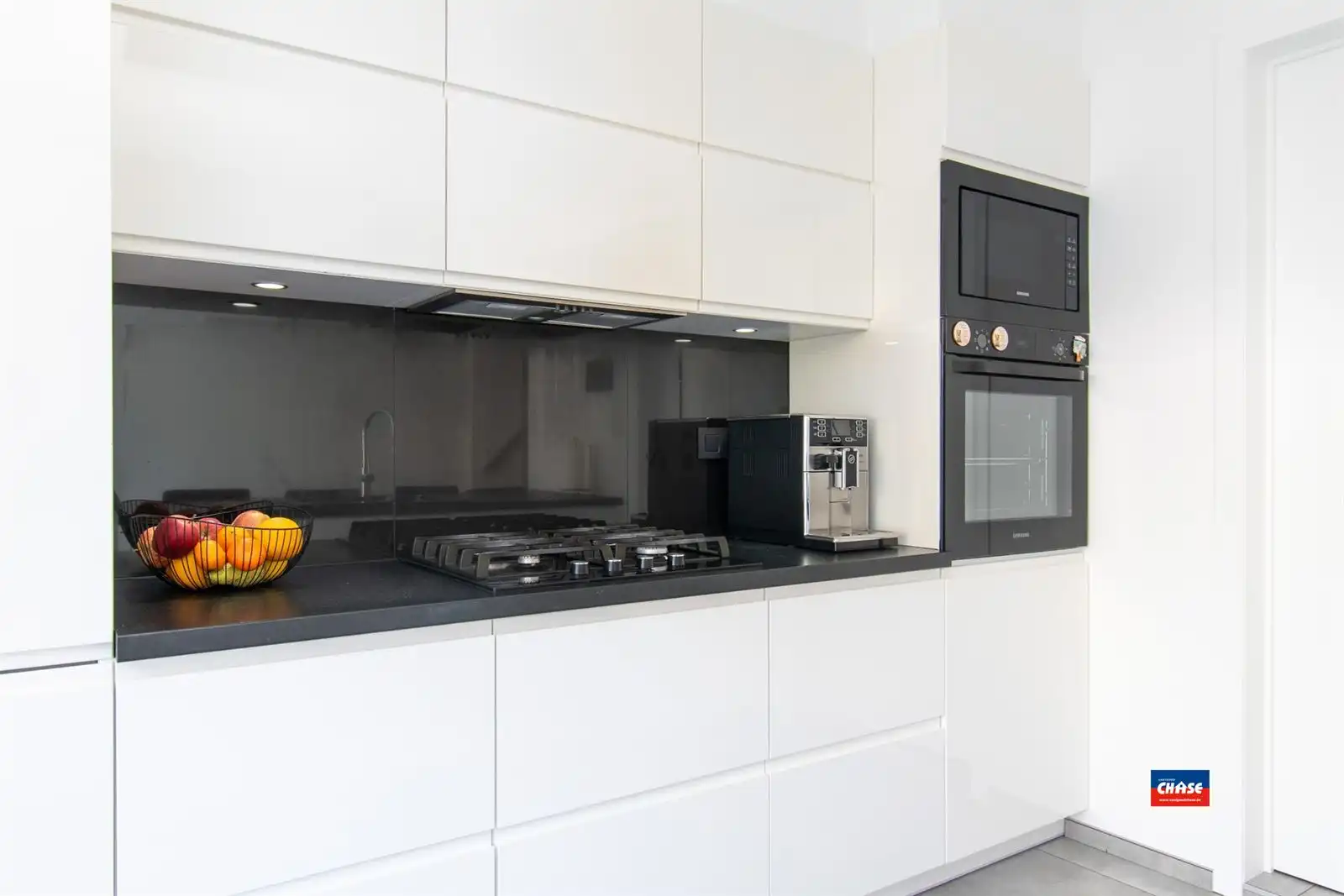 Gerenoveerde woning met terras, drie slaapkamers en garage foto 10