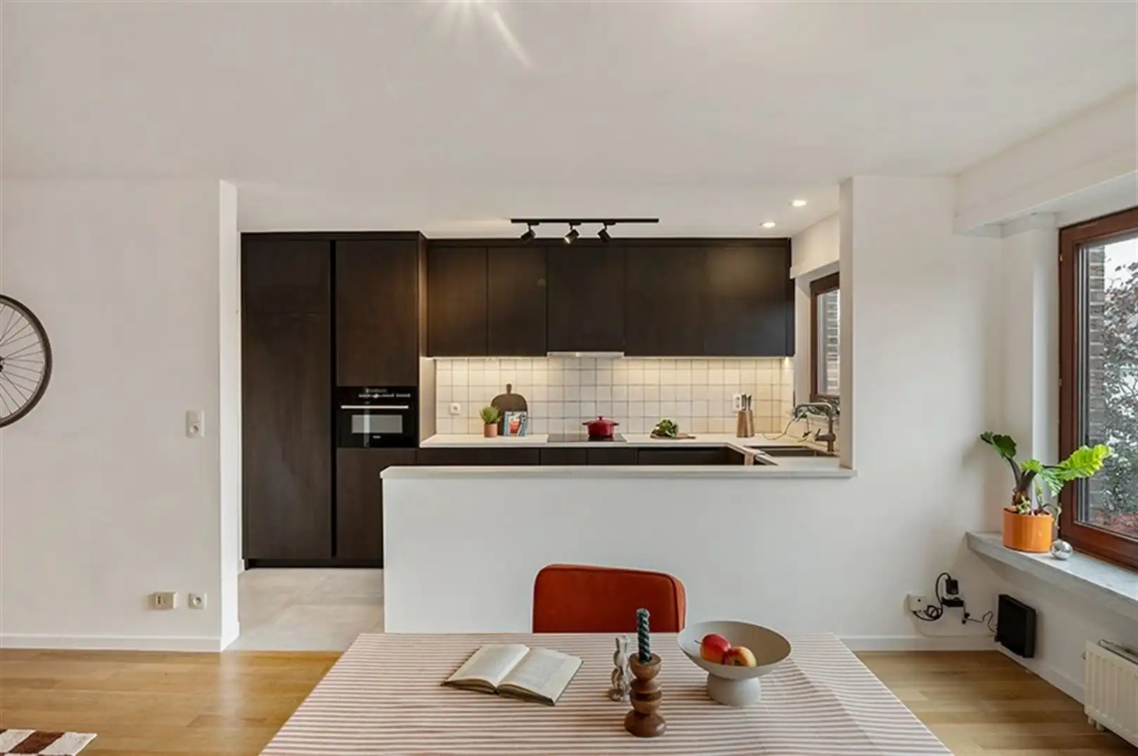 Instapklaar appartement met 2 grote slaapkamers, terras en garagebox foto 7