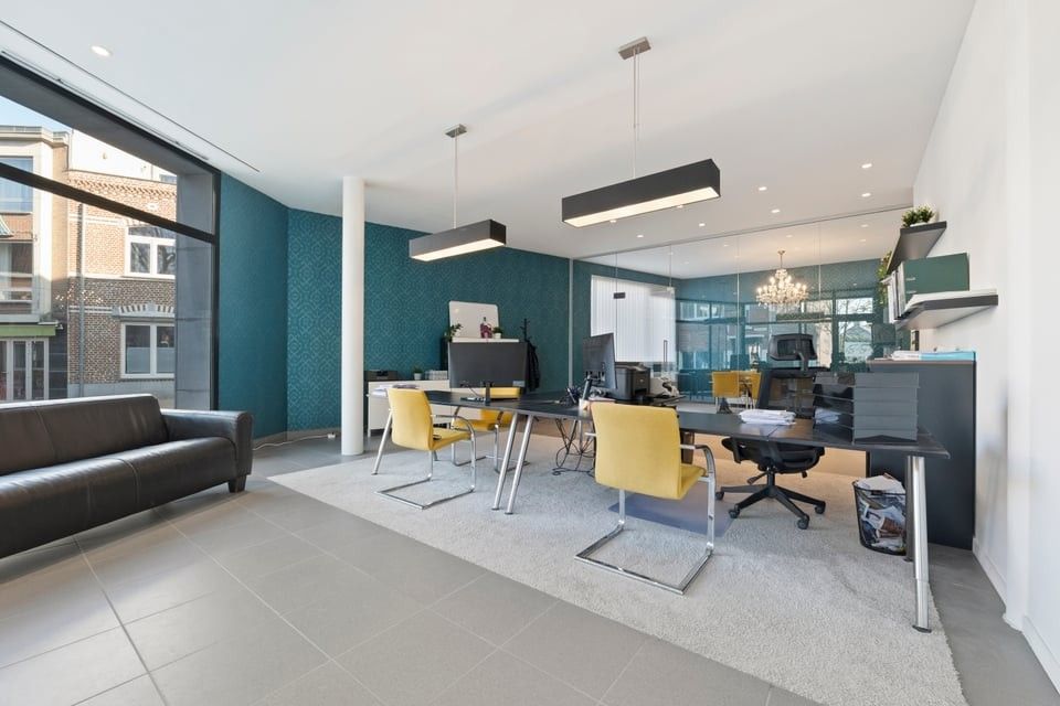 INSTAPKLARE HANDELSRUIMTE MET KANTOOR, VERGADERRUIMTE EN KELDER OP TOPLOCATIE IN SINT-TRUIDEN foto 2