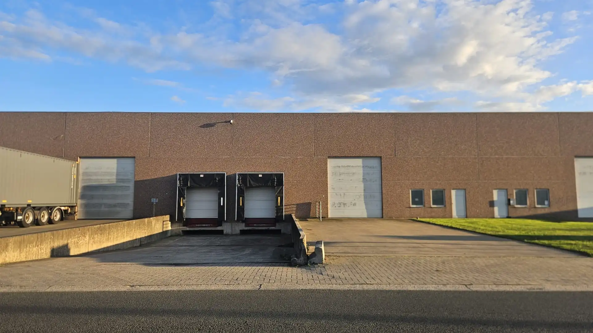 Industriële units te koop of te huur te Temse foto {{pictureIndex}}