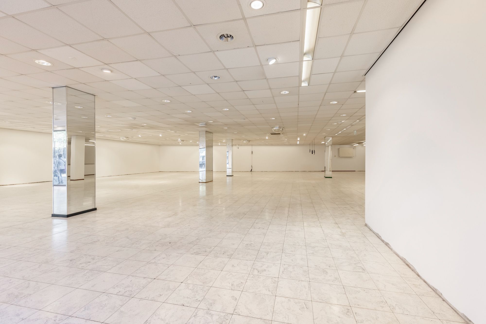 IDEALIS VASTGOED – Extra ruim handelspand (+-500m²!!!) met tal van mogelijkheden op een extra centrale, commerciële zichtlocatie te midden van het centrum in Genk foto 21