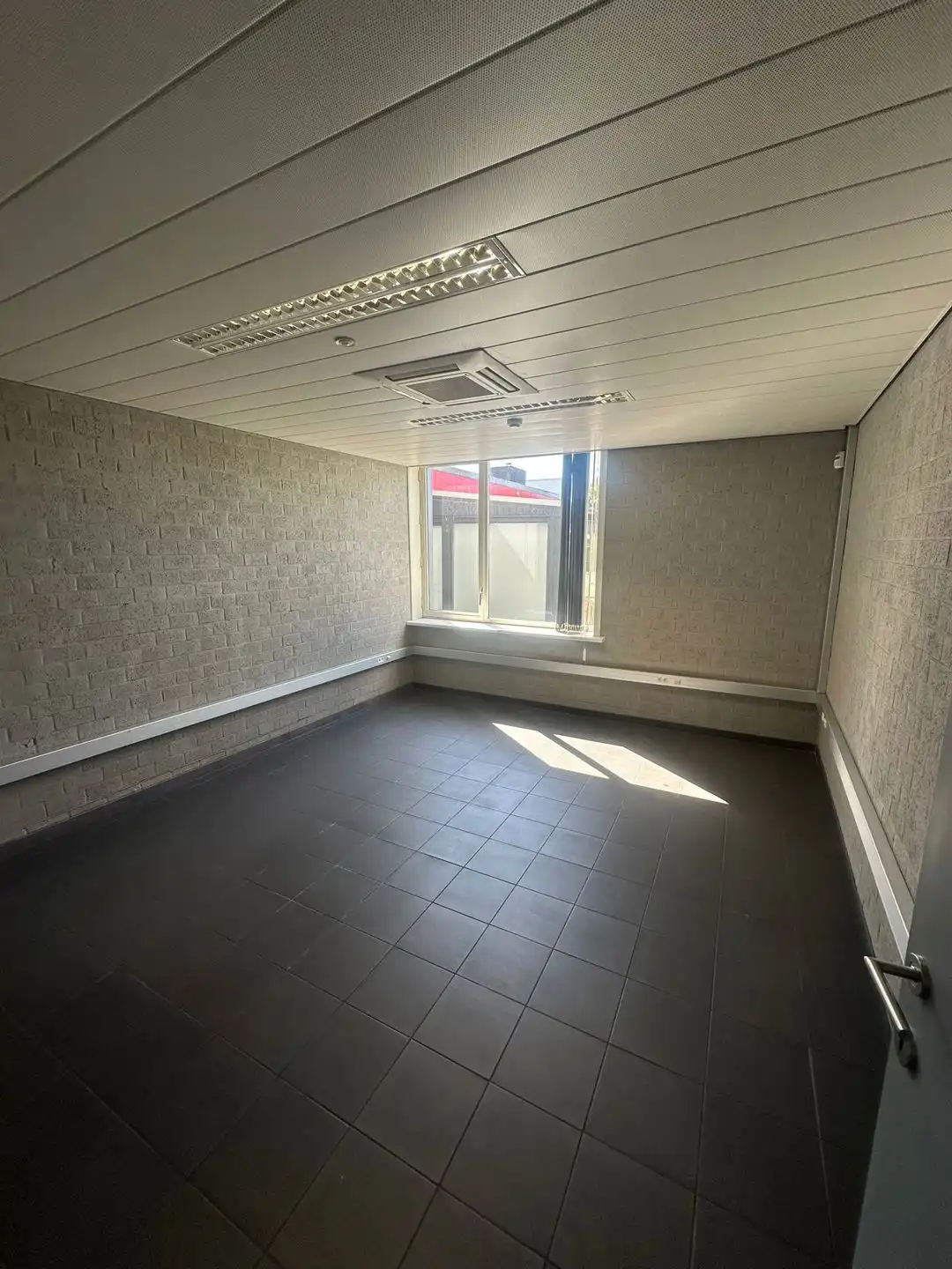 Instapklaar bedrijfspand te Verrebroek foto 5