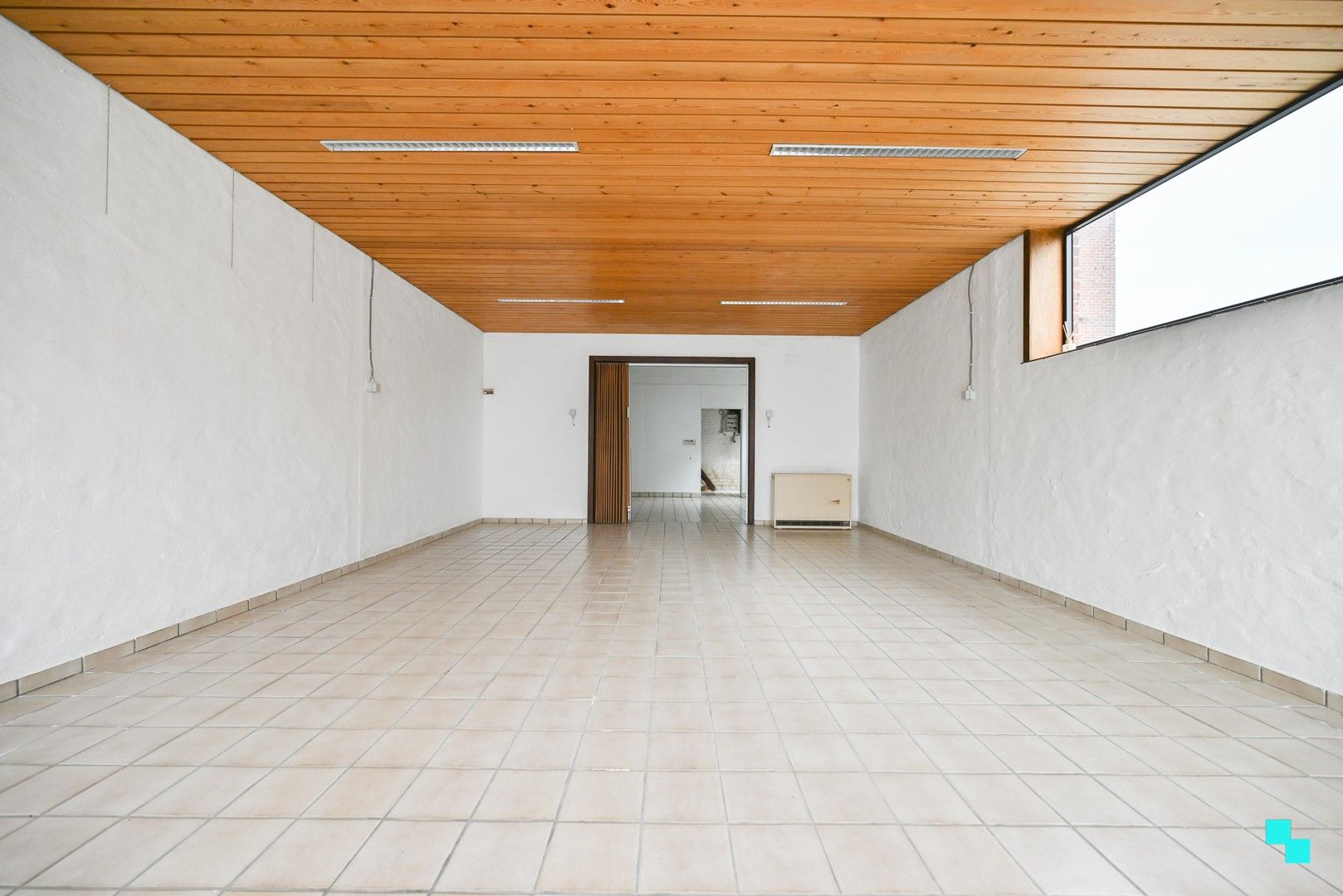 Ruime opslagplaats met voorliggende parkeerplaats te Izegem, Bosmolens foto 12