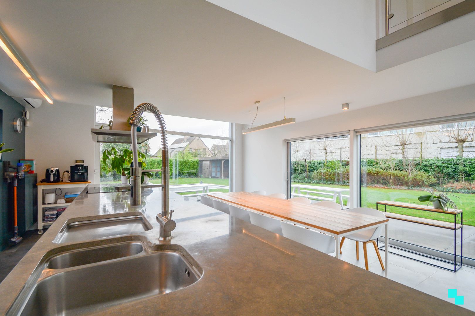 Bijzonder lichtrijke, moderne woning met zwembad te Izegem foto 7