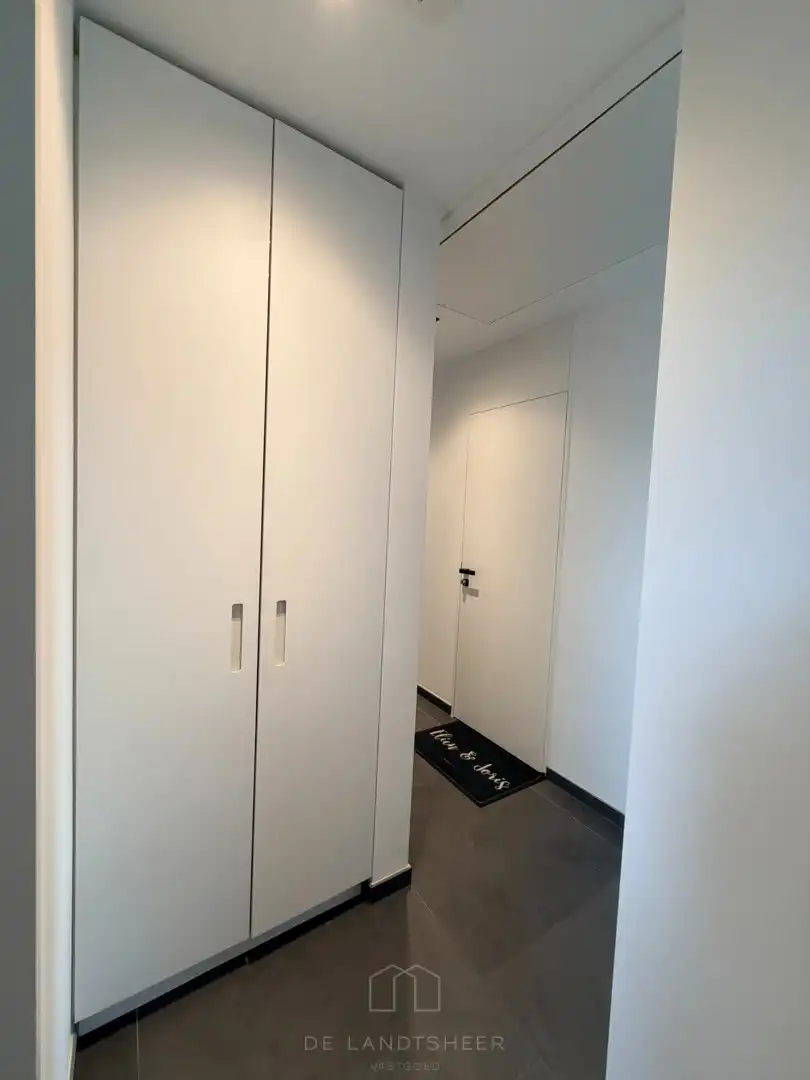 Stijlvol dakappartement met 3 slaapkamers, 2 badkamers en uitzonderlijk veel maatwerk foto 23