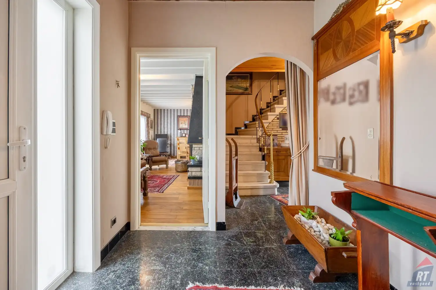 Charmante woning met zwembad op toplocatie in Sint-Truiden foto 9