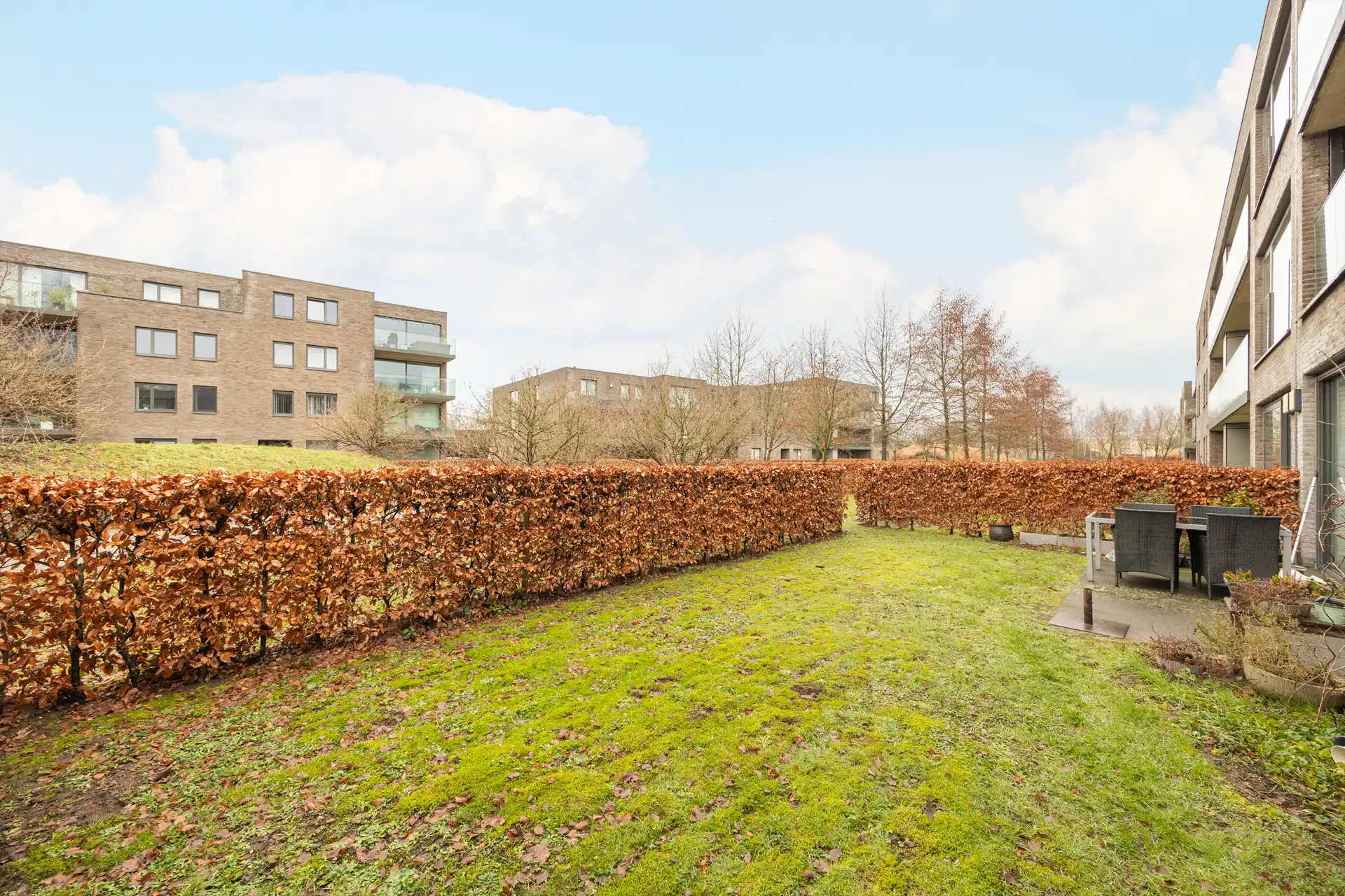 gelijkvloers appartement met gezellig terras en tuin foto 10