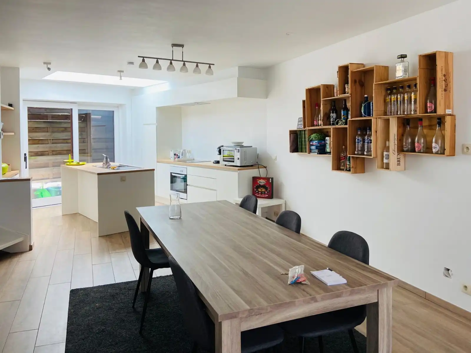 Centraal gelegen woning met 4 slaapkamers! foto 3