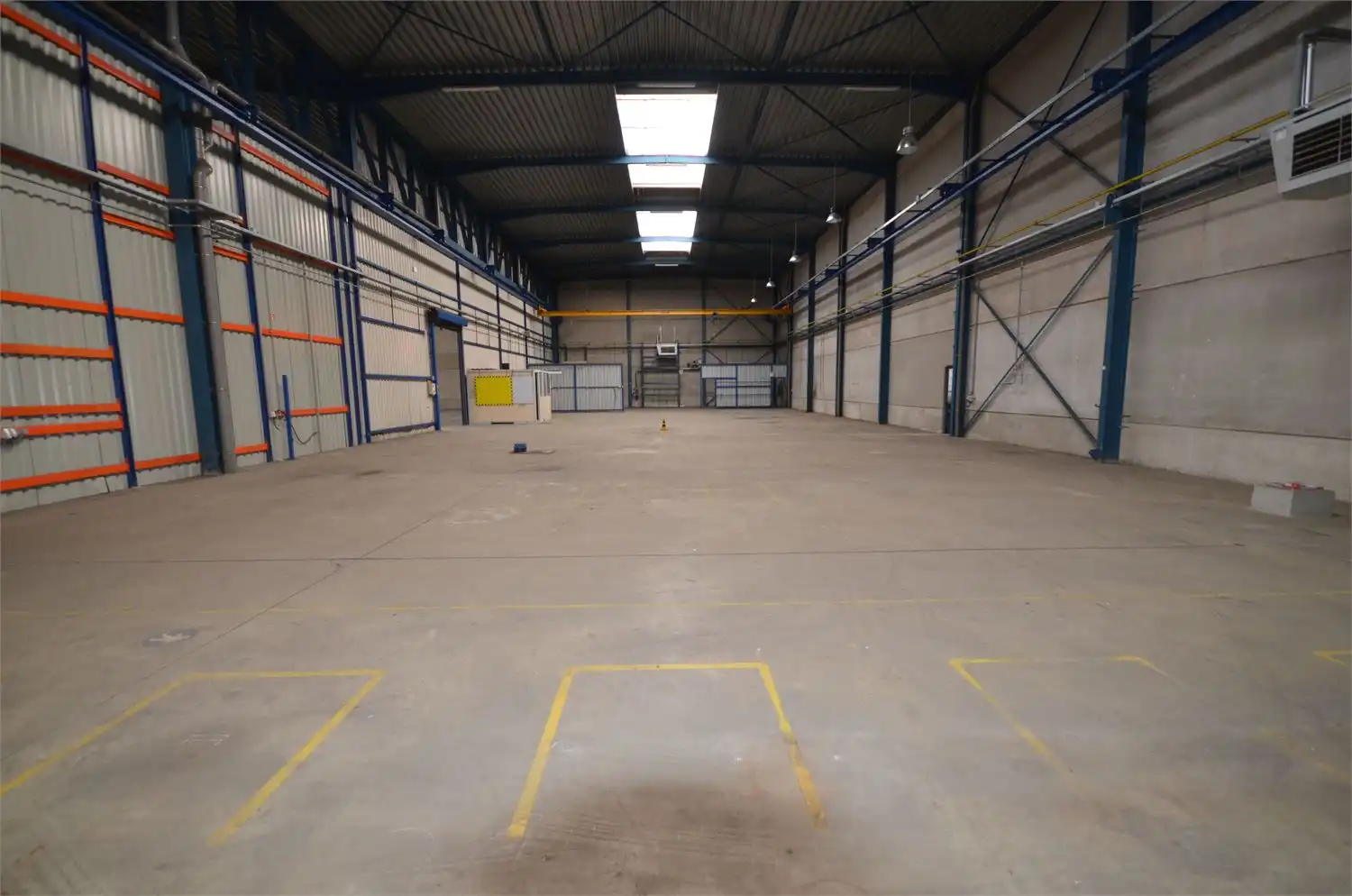 Ruim bedrijfsgebouw met burelen op een op een zeer gunstige locatie. Het pand is gelegen op het goed bereikbare industrieterrein van Sint-Truiden foto 11