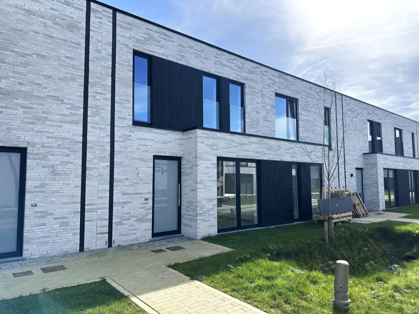 Moderne woning in groene omgeving te Ruddervoorde foto {{pictureIndex}}