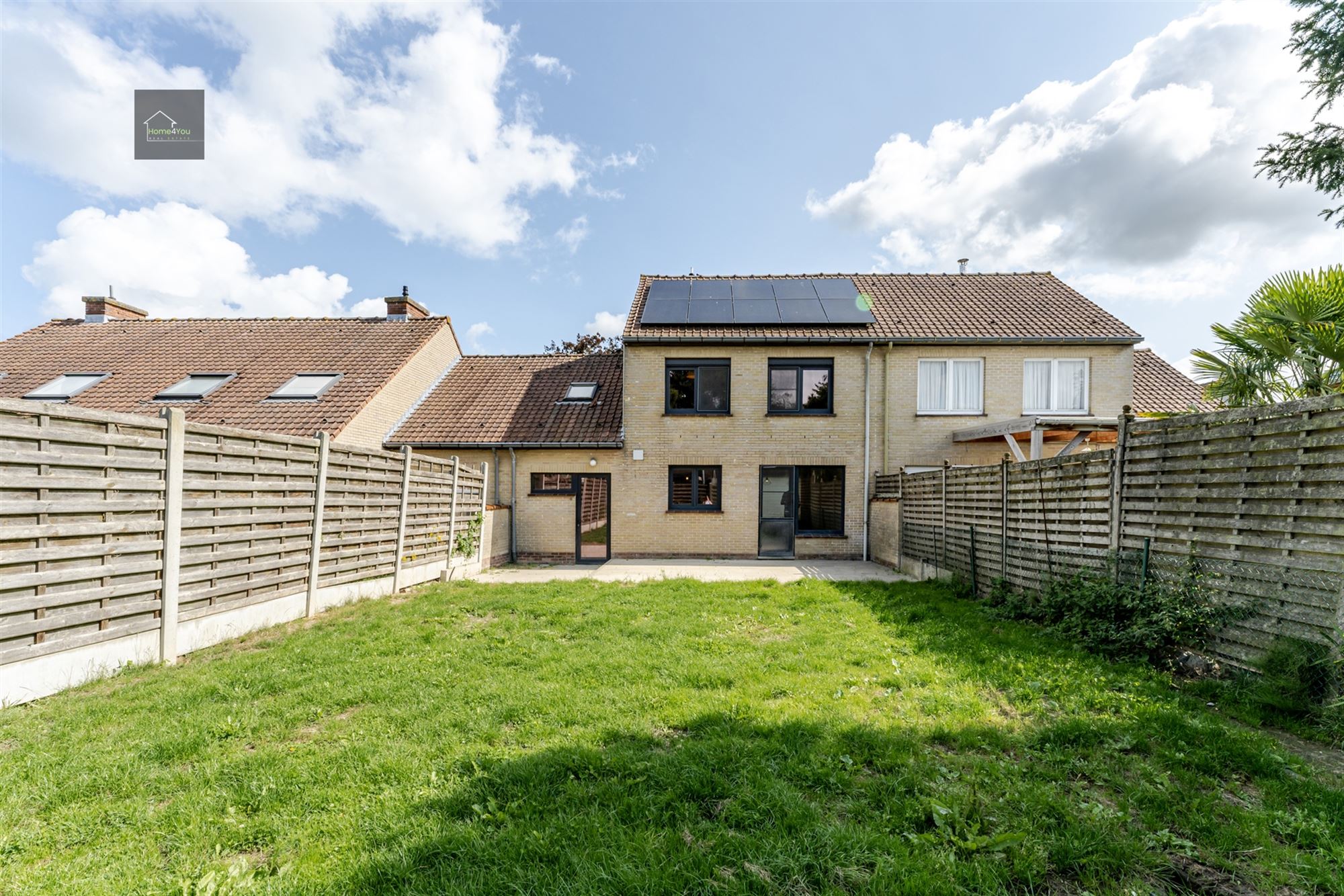 Ruime instapklare gezinswoning met 4 slaapkamers en grote tuin in Diksmuide foto 2