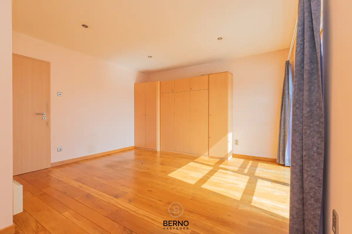 Multifunctionele eigendom met woning en magazijn (300 m²) op 14 are foto 9