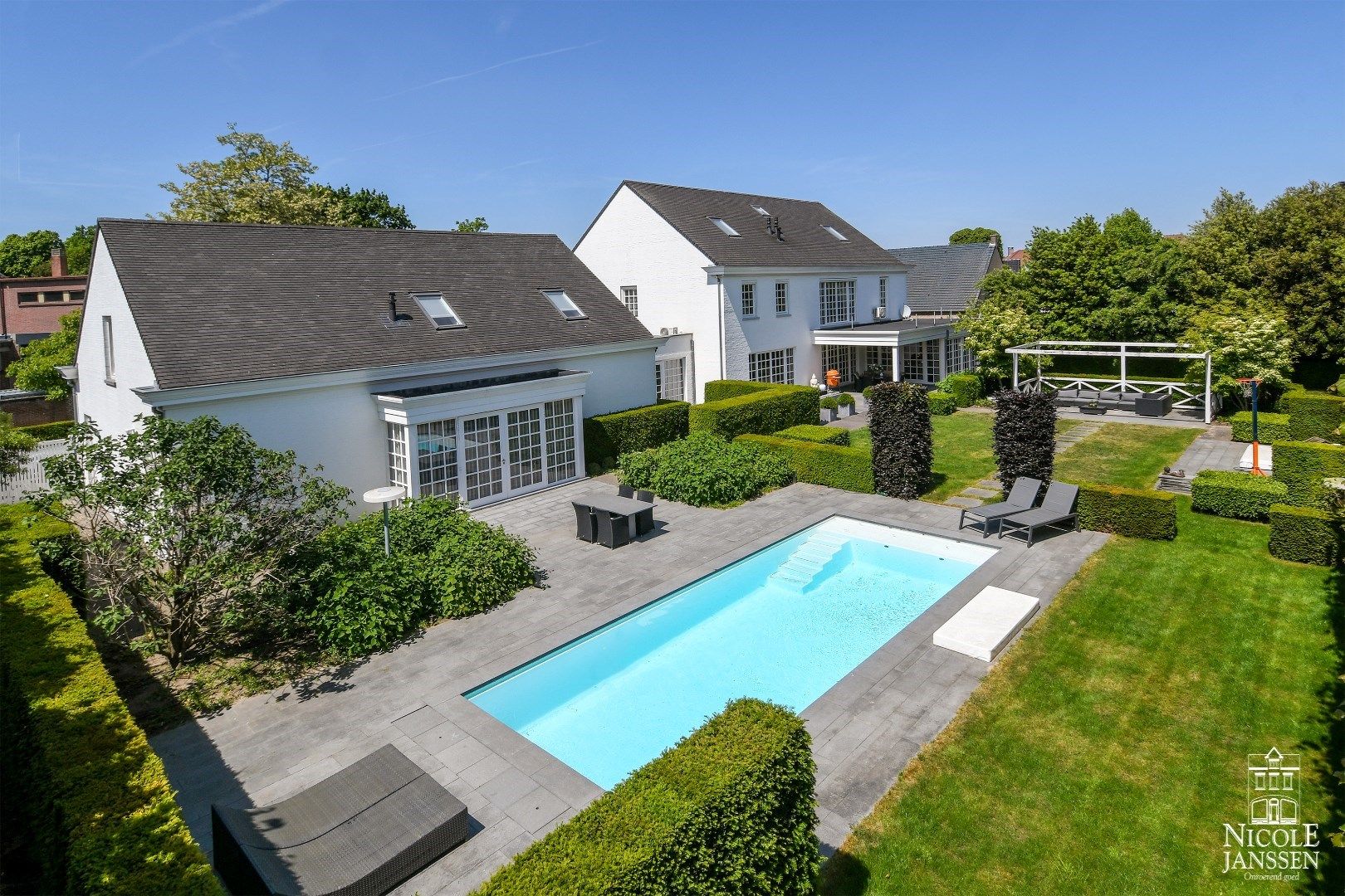 Luxueus en ruim ingedeeld landhuis met naastliggend garagegebouw met appartement foto 2