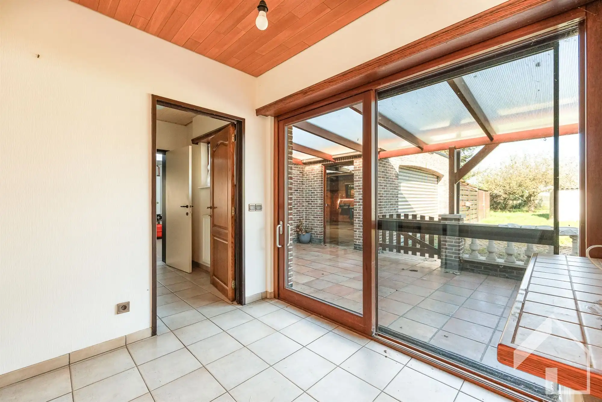 Te renoveren landhuis + achterliggend weiland foto 8