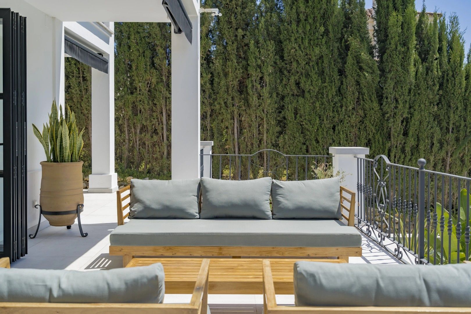 Een mooie ruime villa in de exclusieve afgesloten gemeenschap van Puerto del Capitán, Nueva Andalucia. foto 36