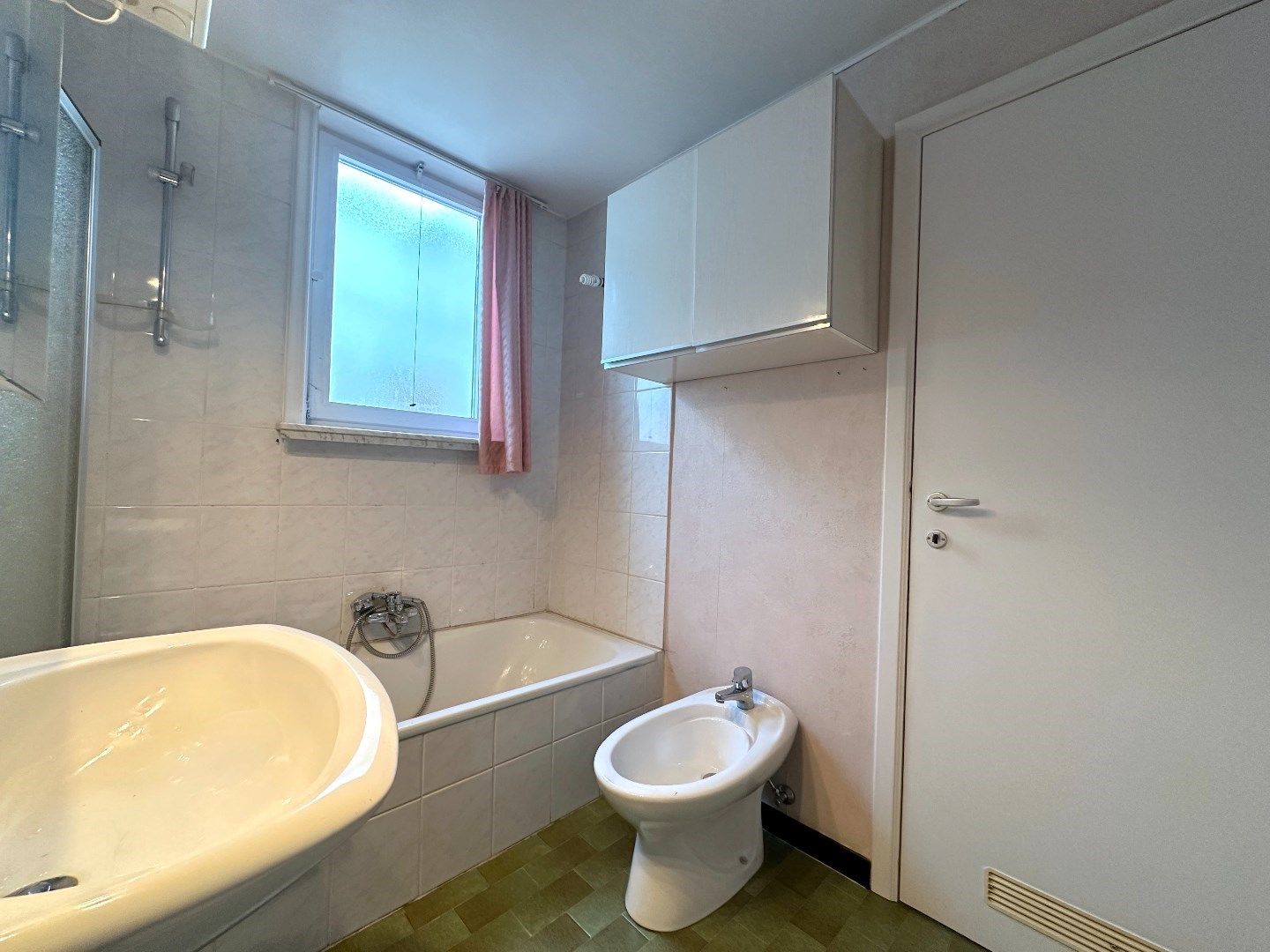 Rijwoning met garage en uitweg te koop in het centrum van Stasegem! foto 7
