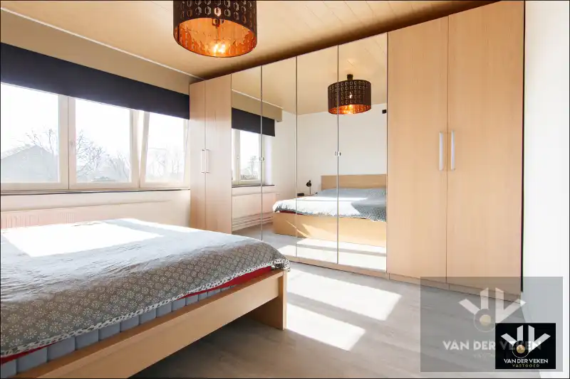 VOLLEDIG GERENOVEERDE, INSTAPKLARE GEZINSWONING foto 16