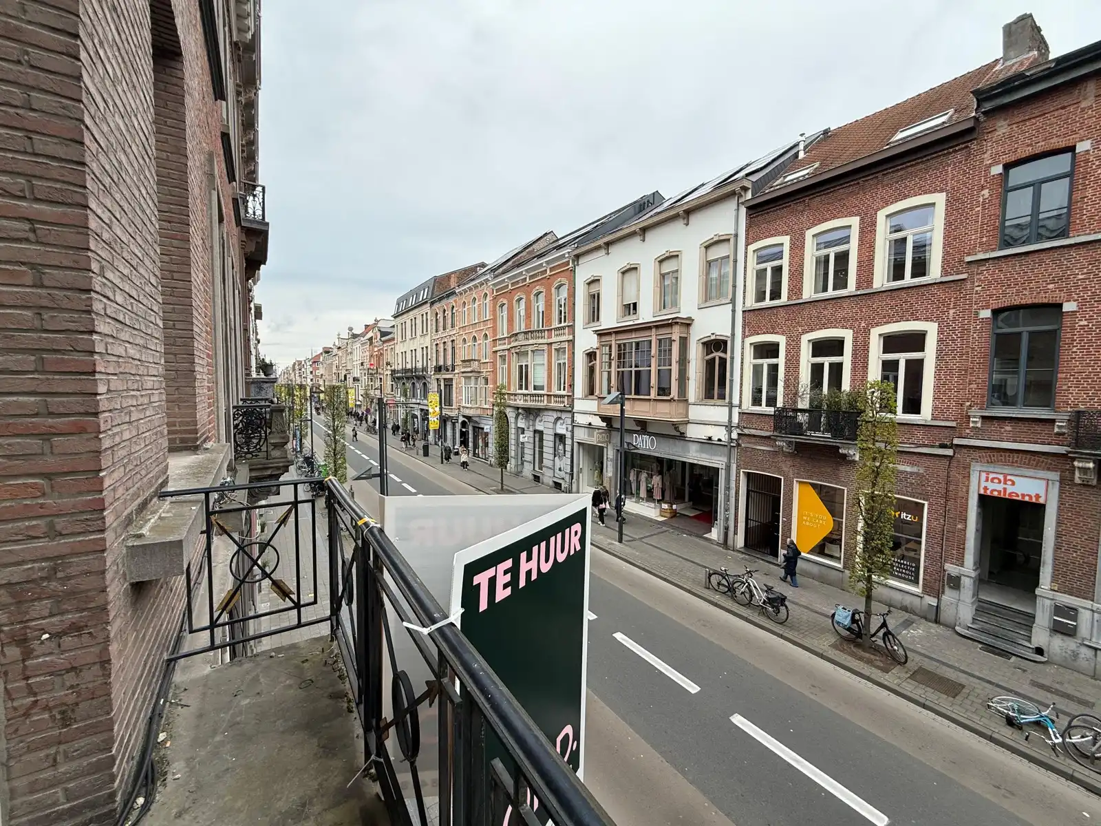 Volledig gerenoveerde studio op uitstekende locatie te huur foto 2