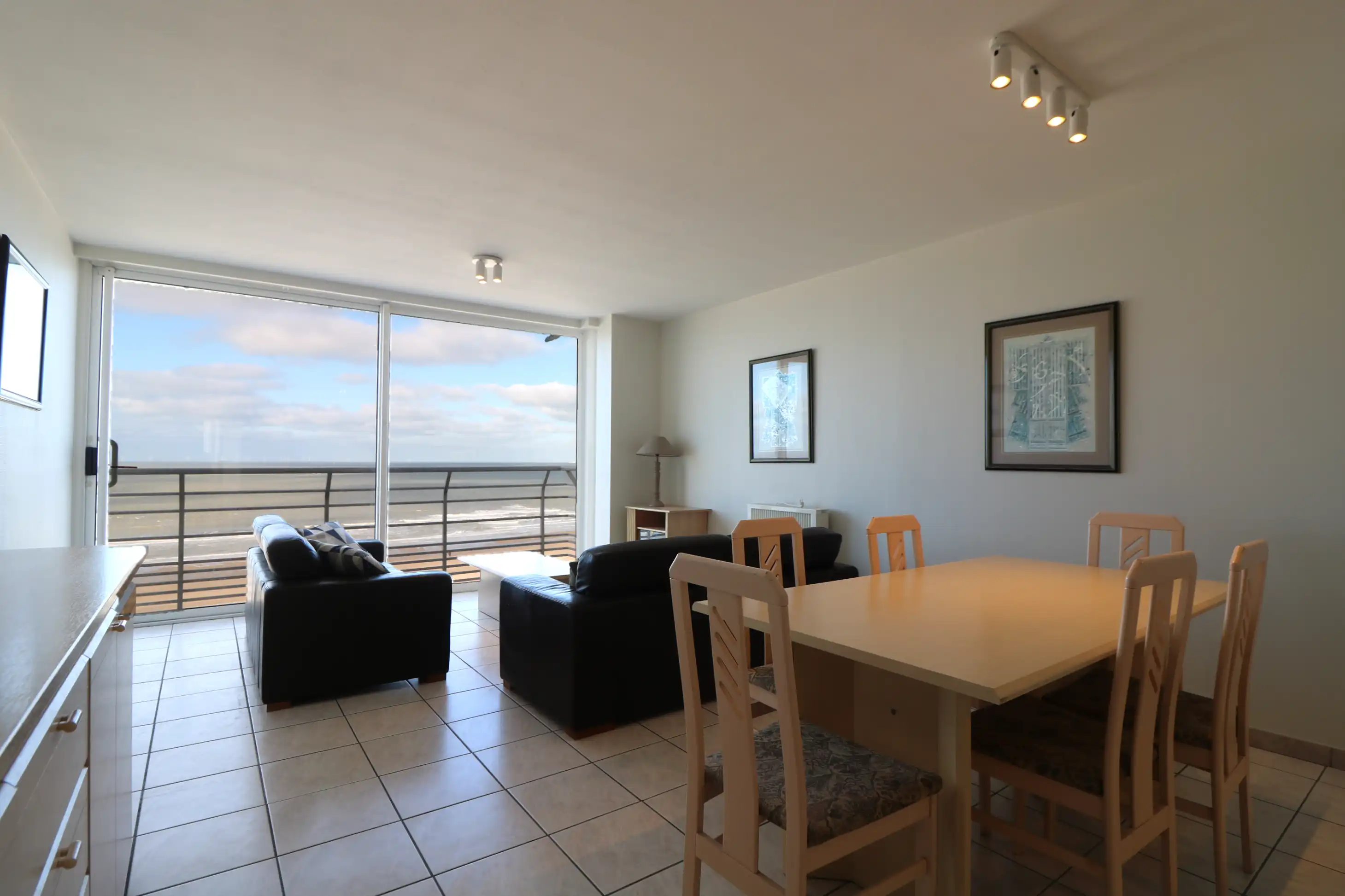 Instapklaar appartement met 2 zeer grote slaapkamers en prachtig frontaal zeezicht foto {{pictureIndex}}