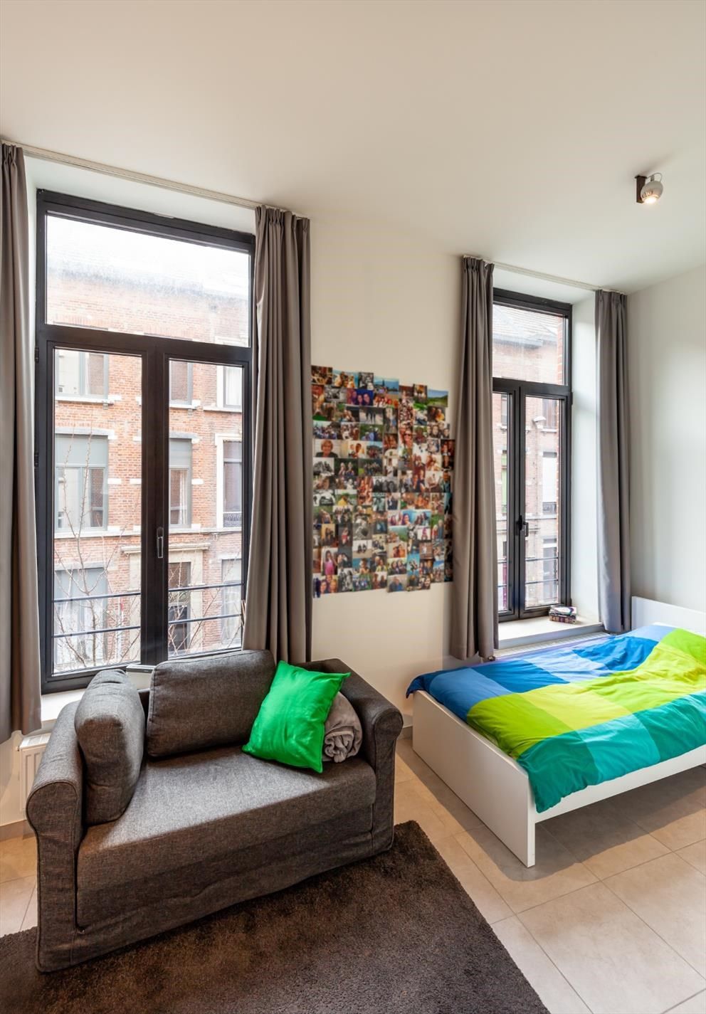 Bemeubelde studentenkamer met privé sanitair foto 3