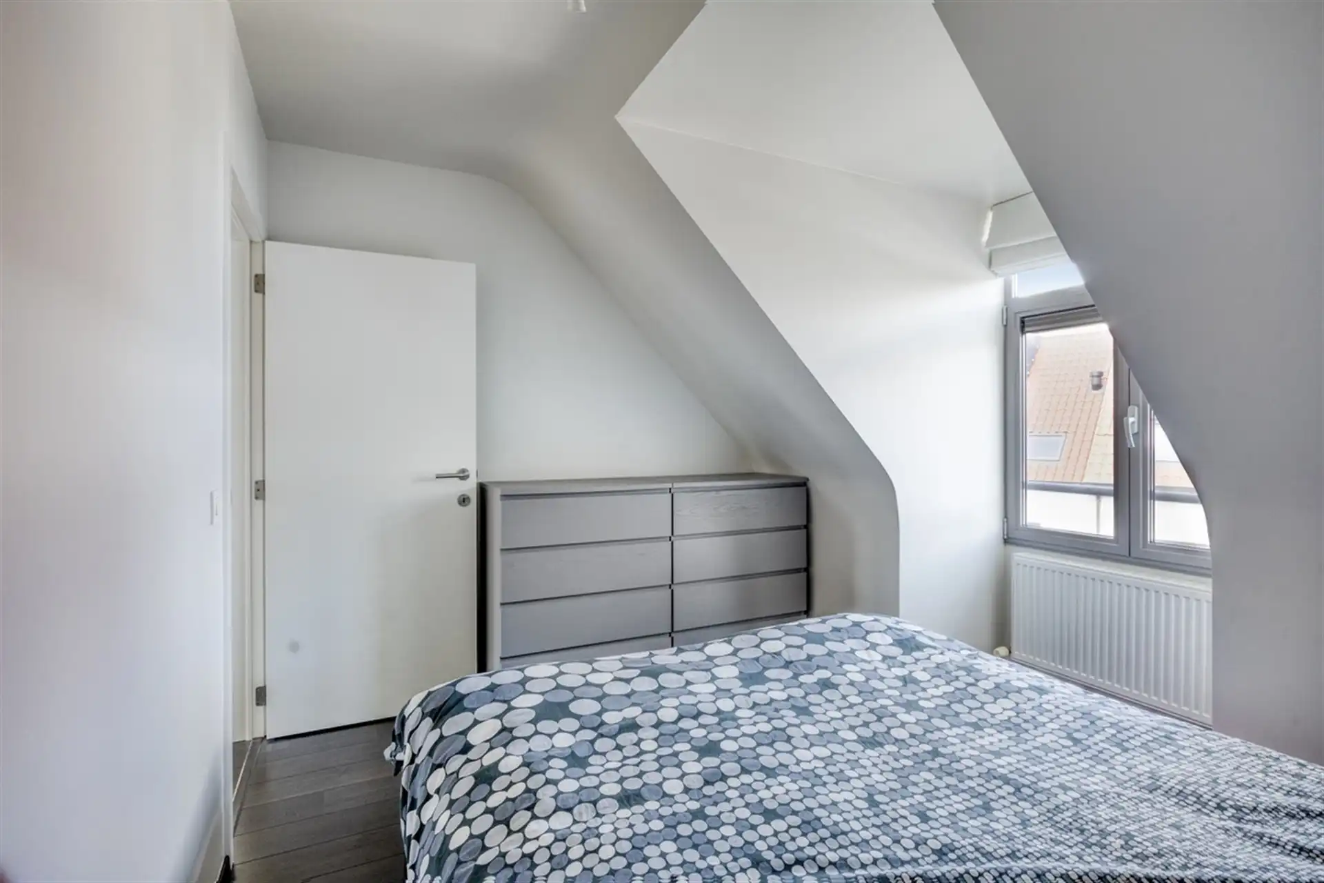 Instapklaar duplex penthouse inclusief twee parkeerplaatsen, met groen uitzicht in het centrum van Ottenburg. foto 13