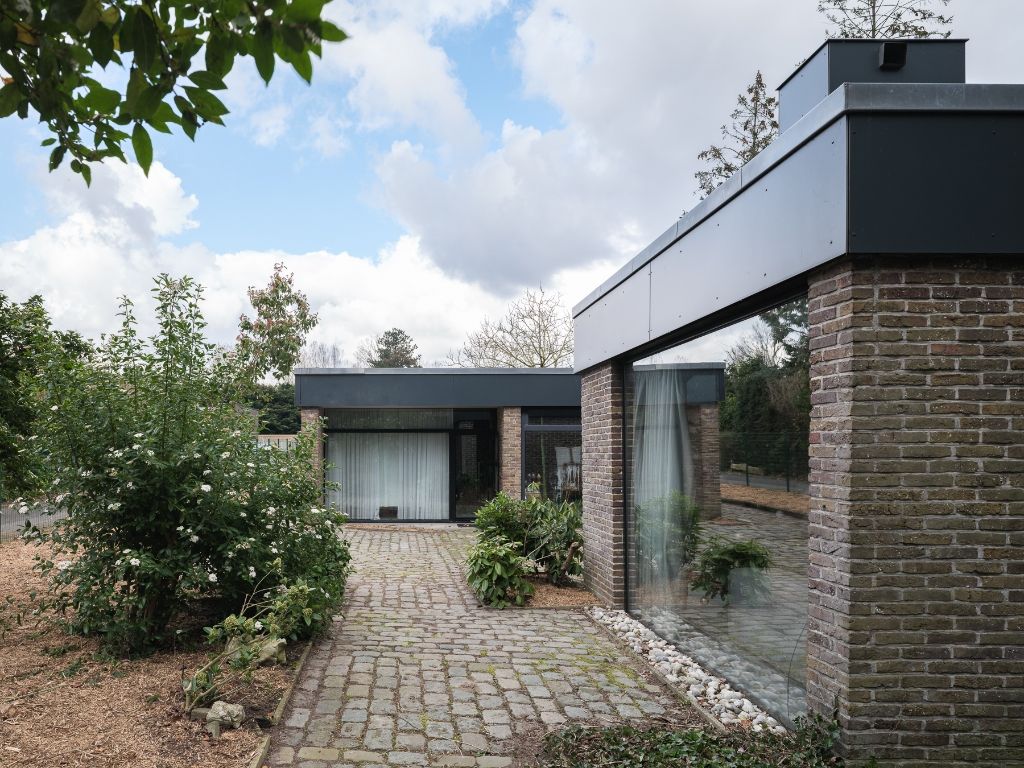 Merelbeke – Op te frissen, ruime architecturale woning (bvo 396 m2) met polyvalente mogelijkheden en bovengelegen zorgwoning op een groen perceel van 1.294m2. foto 13