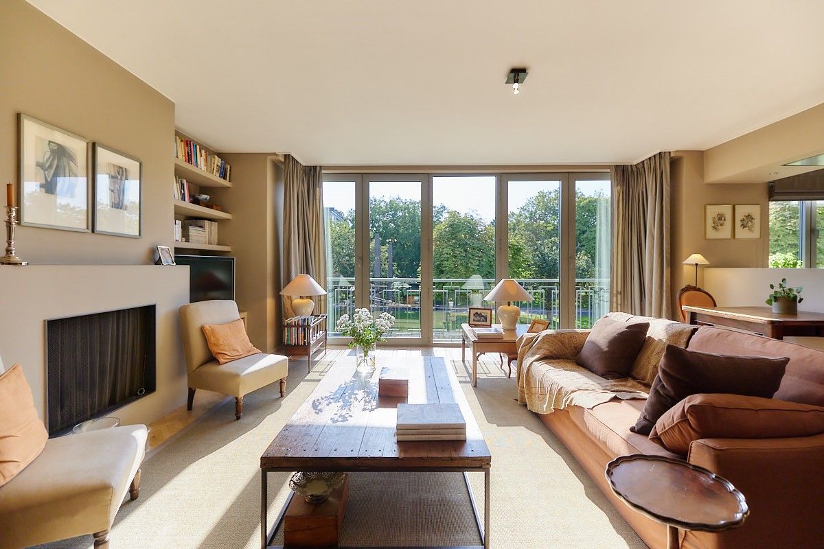 VERKOCHT. Bijzonder sfeervol appartement aan het Zuidpark met drie slaapkamers. foto {{pictureIndex}}