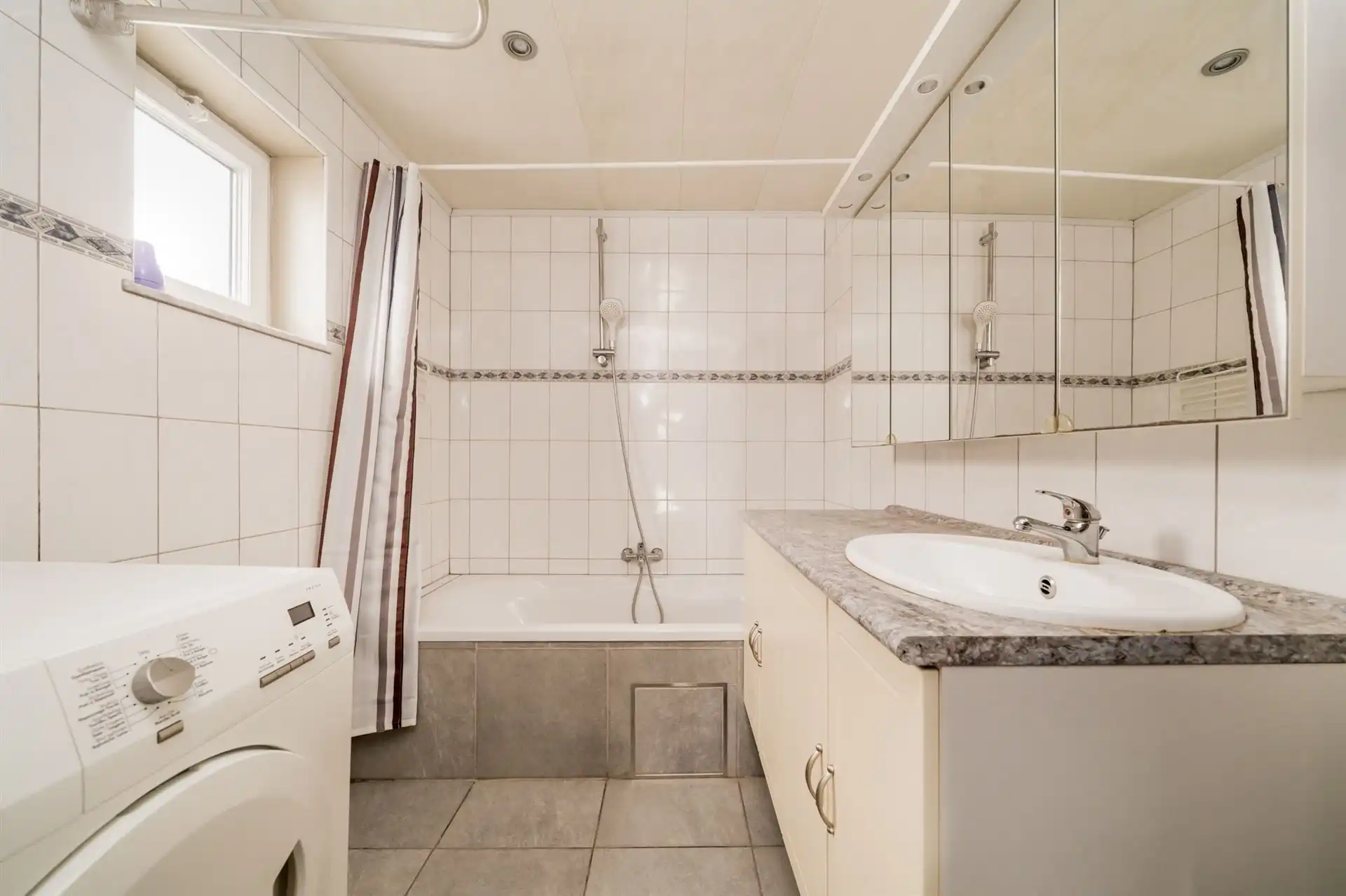 Zeer gezellige en charmante woning met prachtige tuin, oprit en ruime garage foto 13