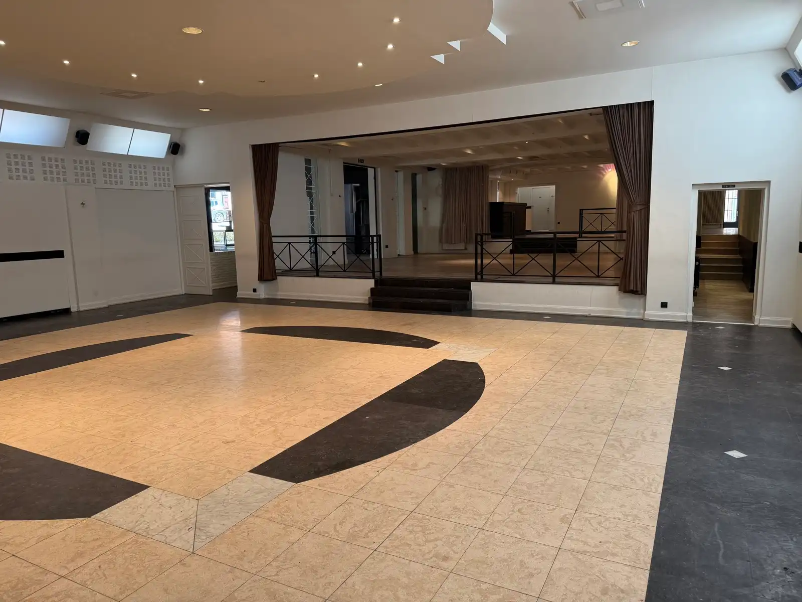 Projectgrond (vroegere feestzaal met woonst en parking) foto 23