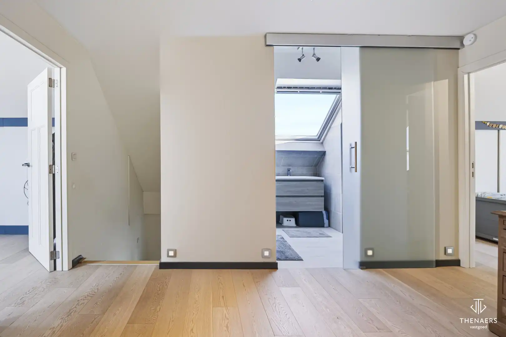 Ruime en karaktervolle woning met 4 slaapkamers, 2 badkamers en prachtige tuin – optioneel met achterliggende weide. foto 33