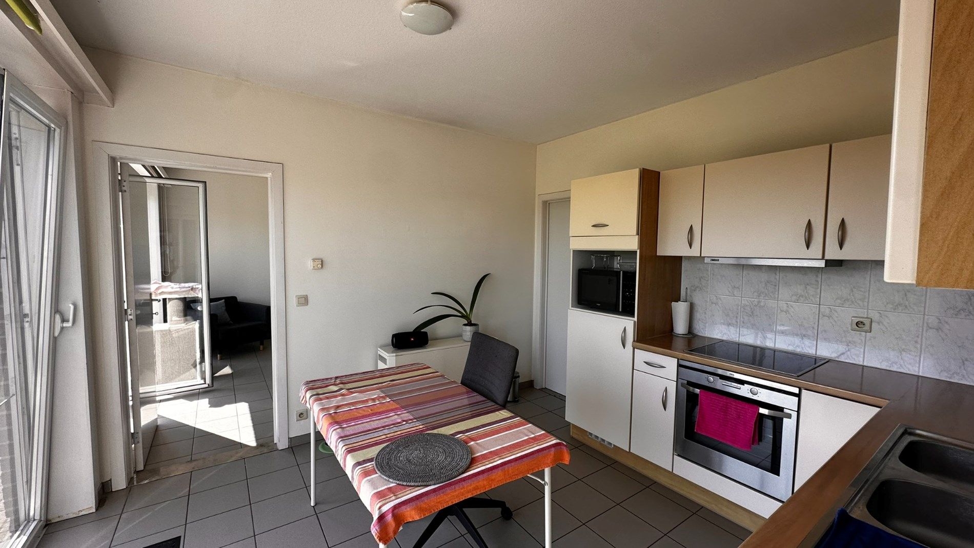 Ruime halfopen bebouwing met tuin, garage en 4 slaapkamers in Lokeren foto 2