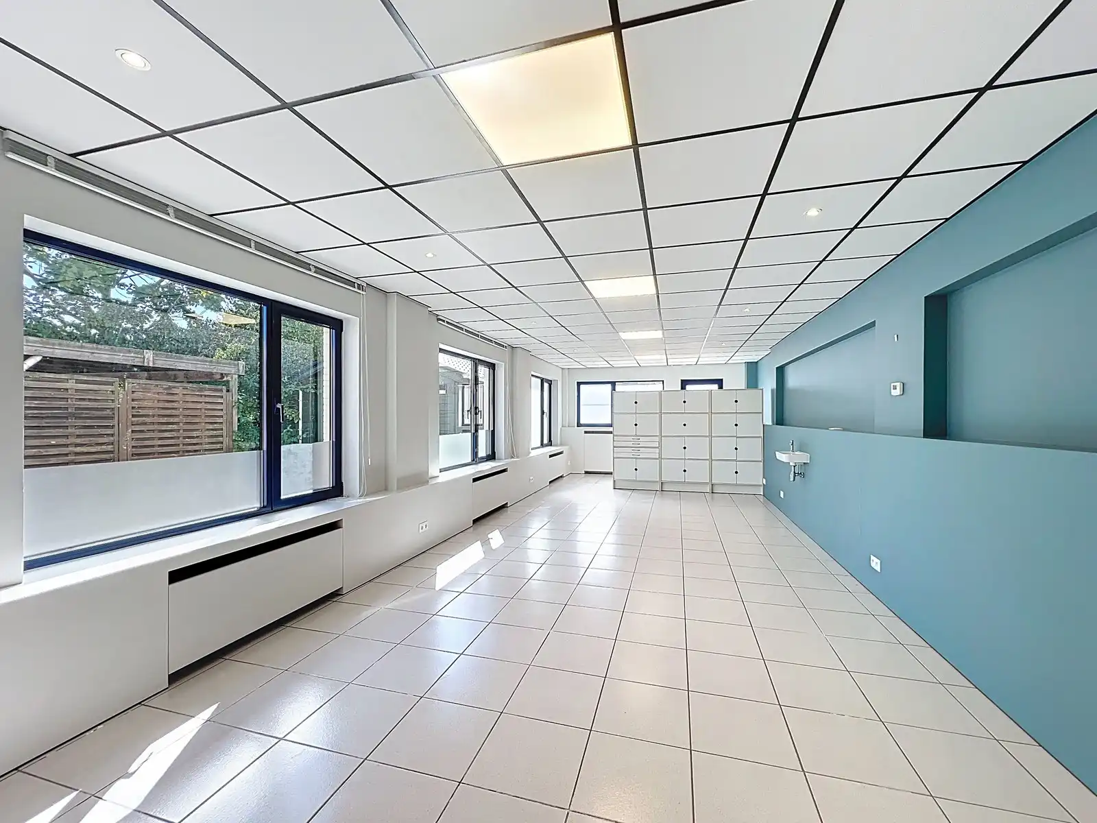 KANTOORGEBOUW (124 m²) met ATELIER (630 m²) én eigen parking op zeer goede ligging nabij centrum KORTRIJK ! foto 6