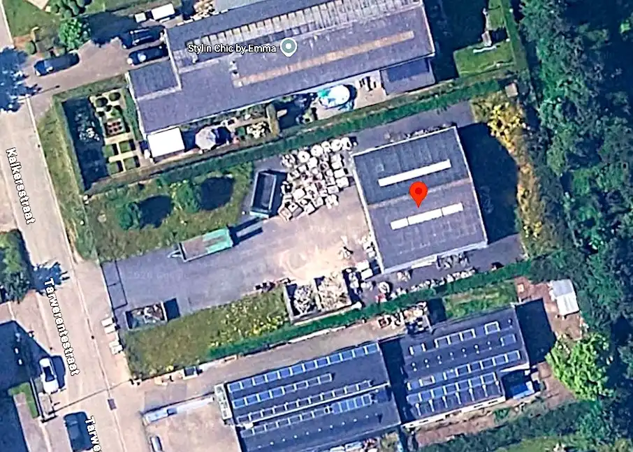 Instapklaar MAGAZIJN (210m²) met verharde KOER te huur in Moerkerke (Damme) foto {{pictureIndex}}