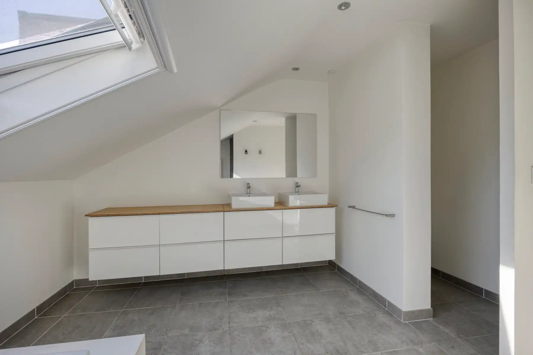 Ruime gerenoveerde centrumwoning met garage foto 21