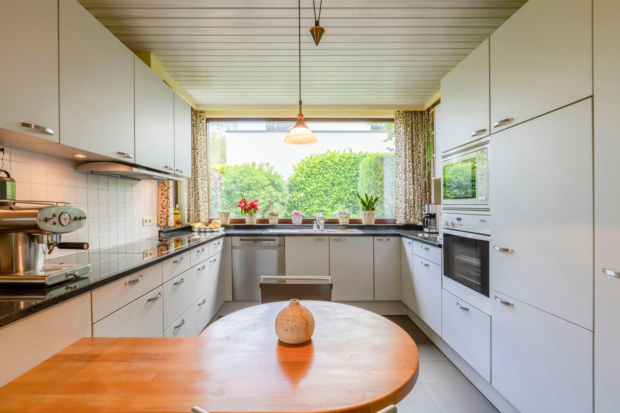 Jaren zeventig villa op prachtig perceel foto 12