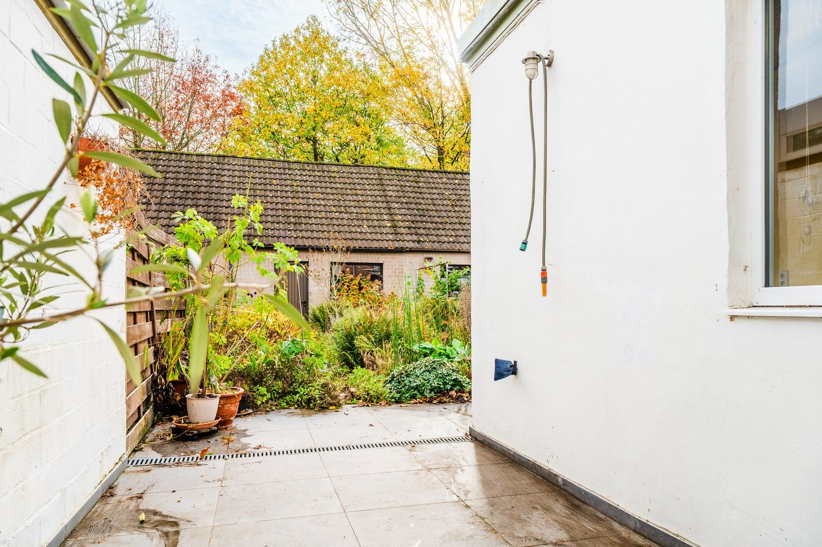 Te renoveren woning met garage foto 14