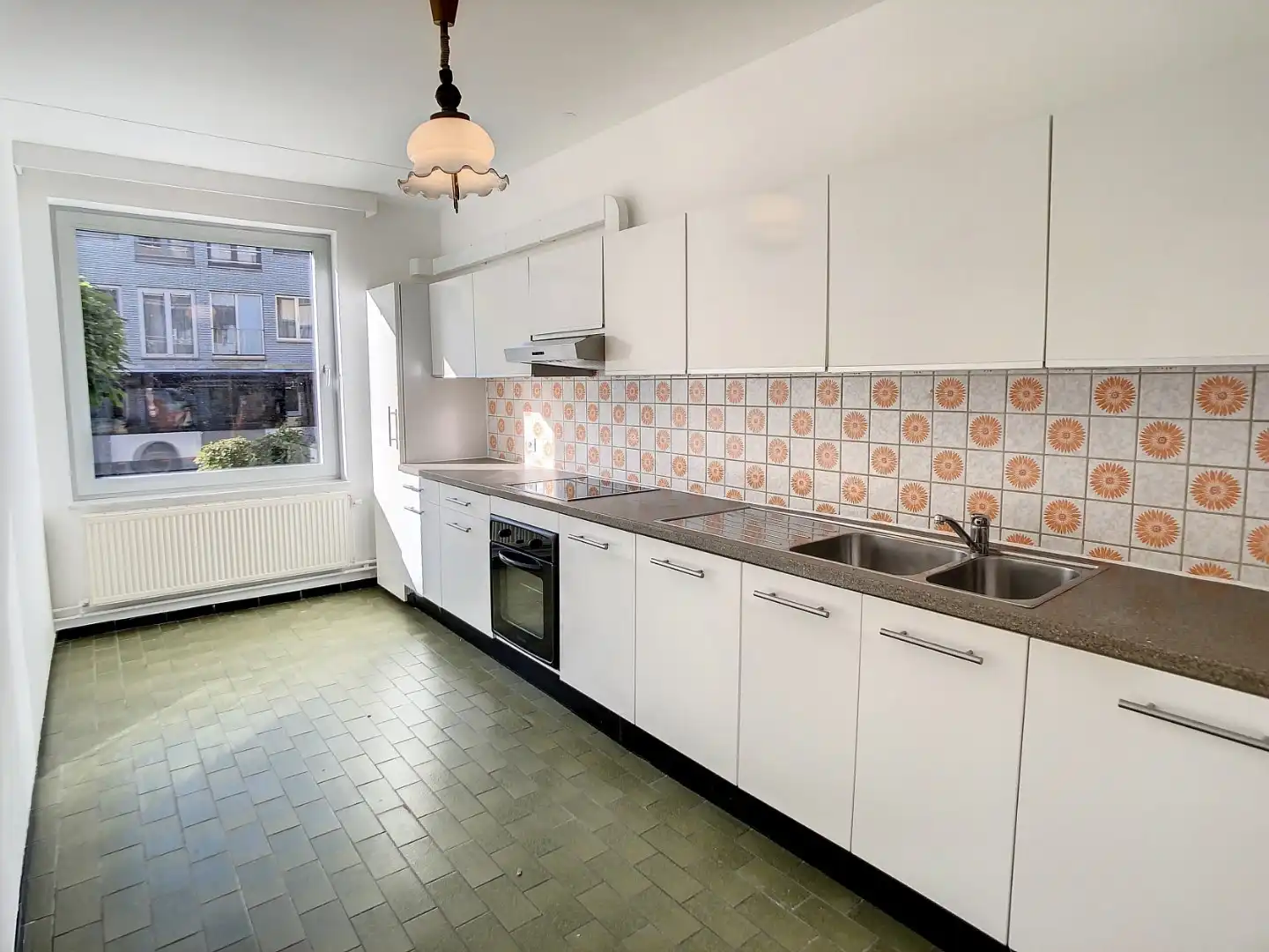 Goed gelegen appartement met 2 slaapkamers, kelder en garage te Tongeren foto 2