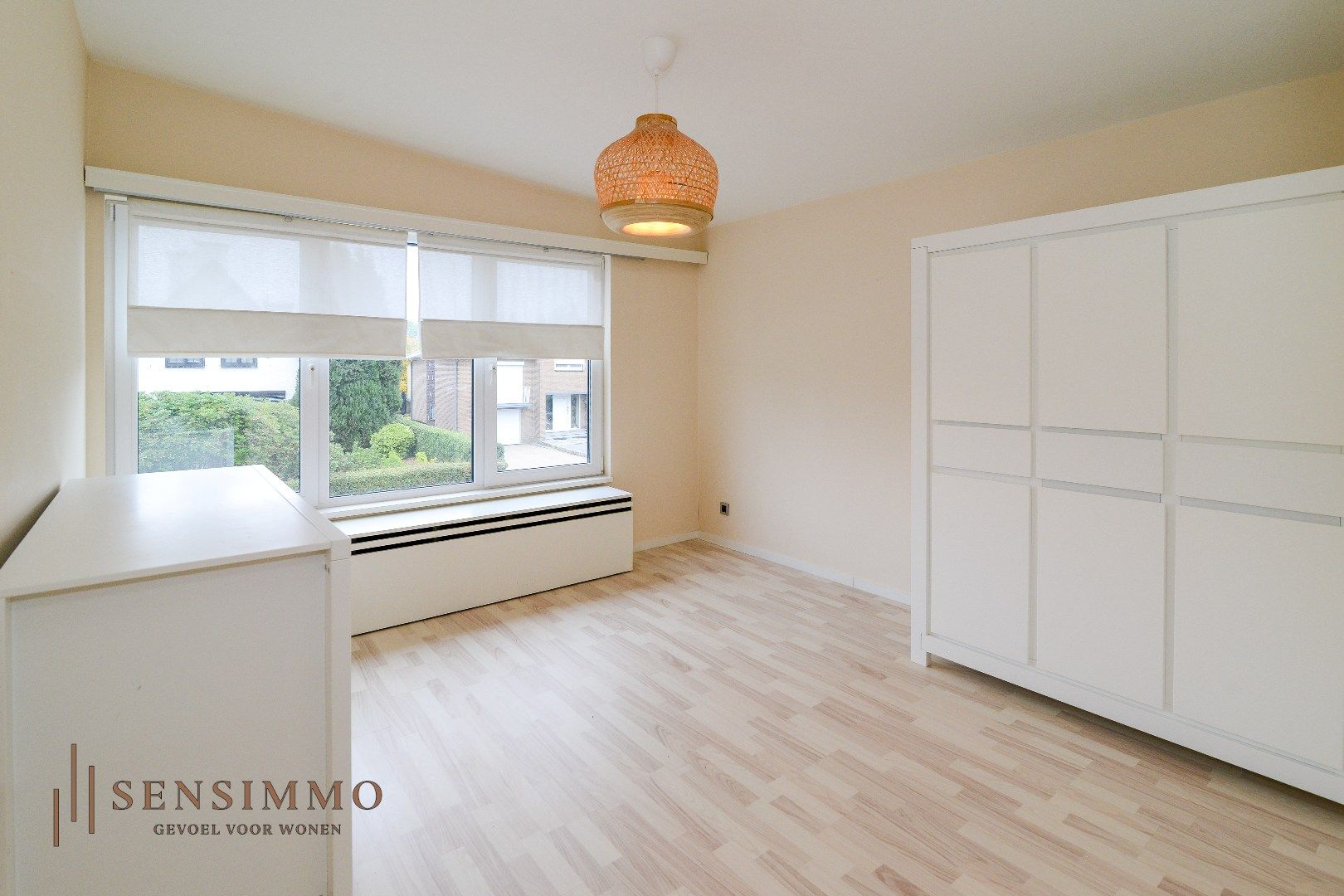 Gerennoveerde halfopen bebouwing met 3 slaakamers, terras, tuin en dubbele garage foto 17