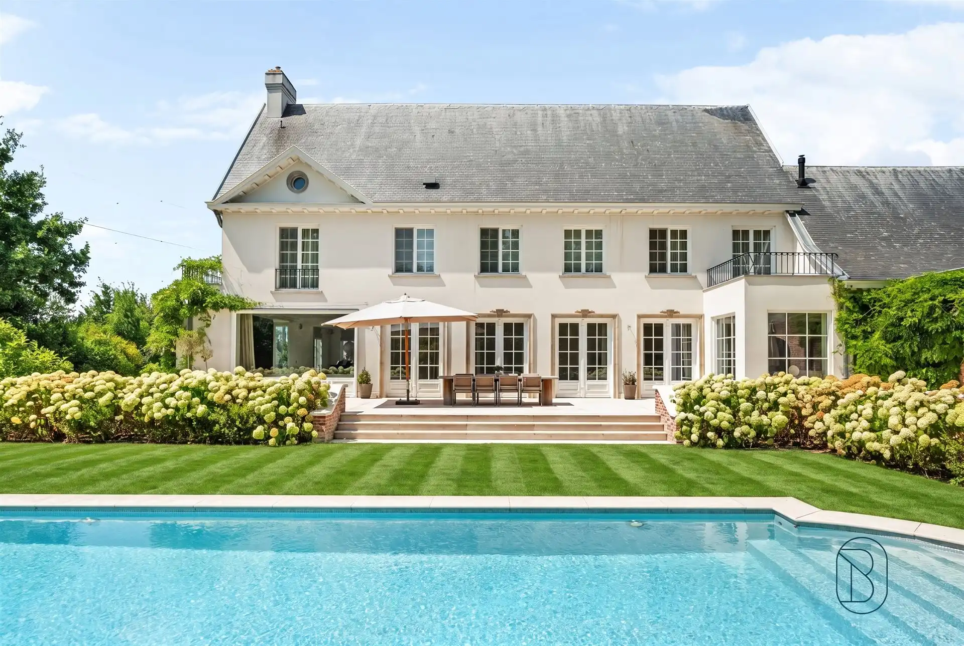 Prachtig afgewerkte franse villa met bijgebouw en zwembad foto 2