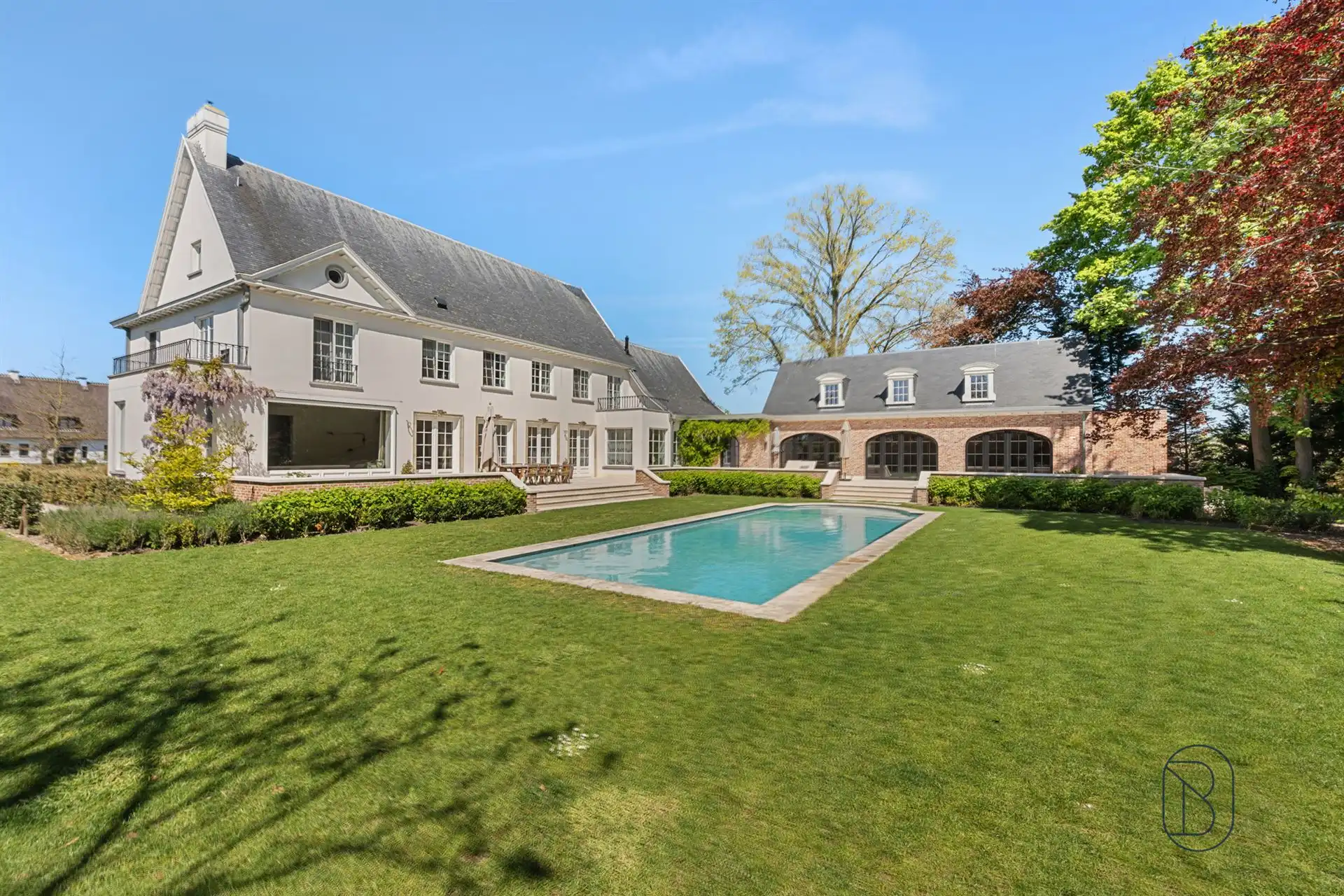 Prachtig afgewerkte franse villa met bijgebouw en zwembad foto 4