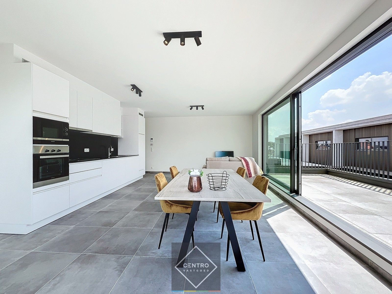 Penthouse (100m²) met RUIME terrassen (33m²) in kleinschalig project pal in het CENTRUM van Kortrijk ! Aankoop aan 6% BTW  mogelijk! foto 3