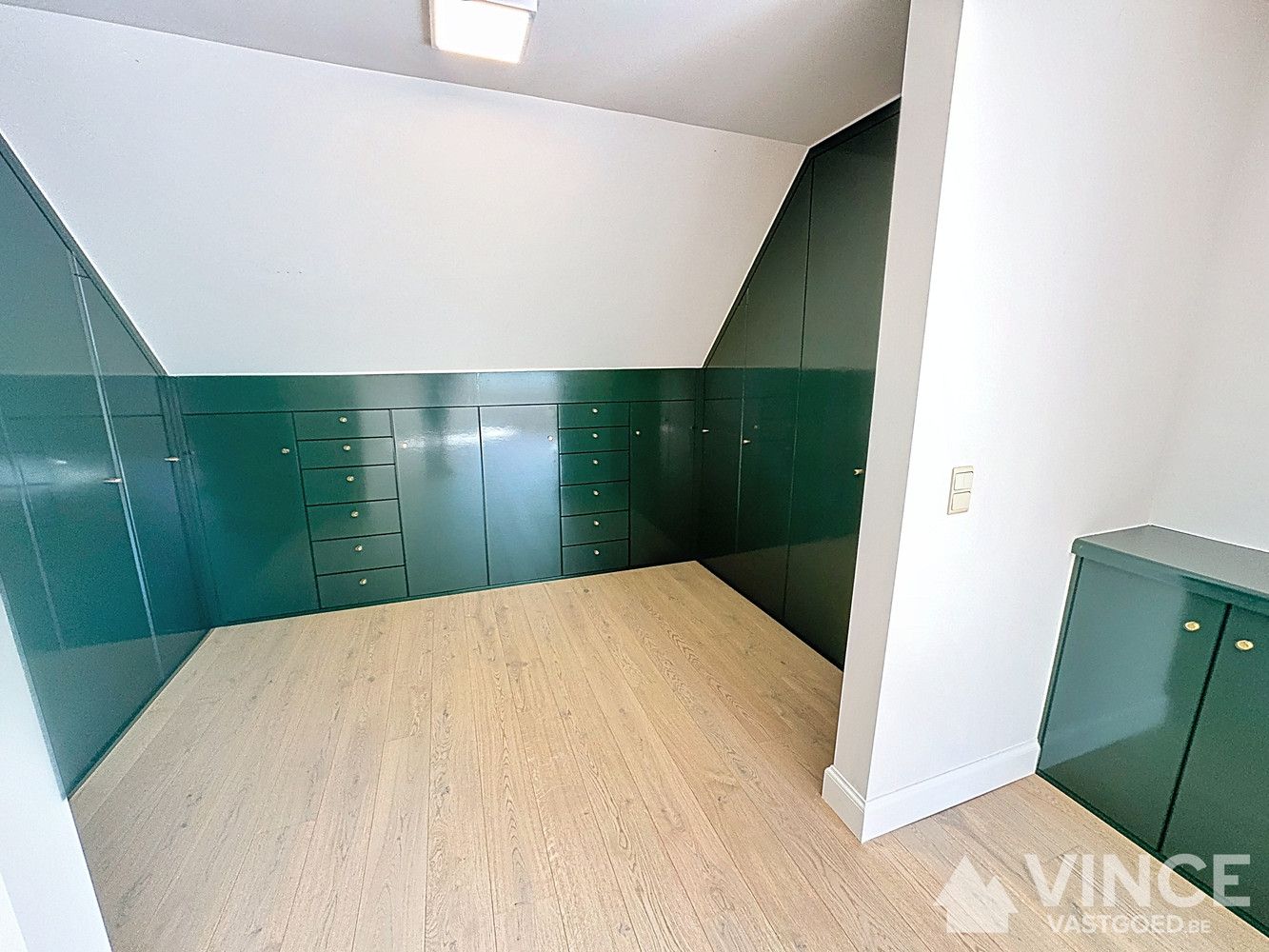 Prachtige villa in een rustige straat, omringd door groen foto 19