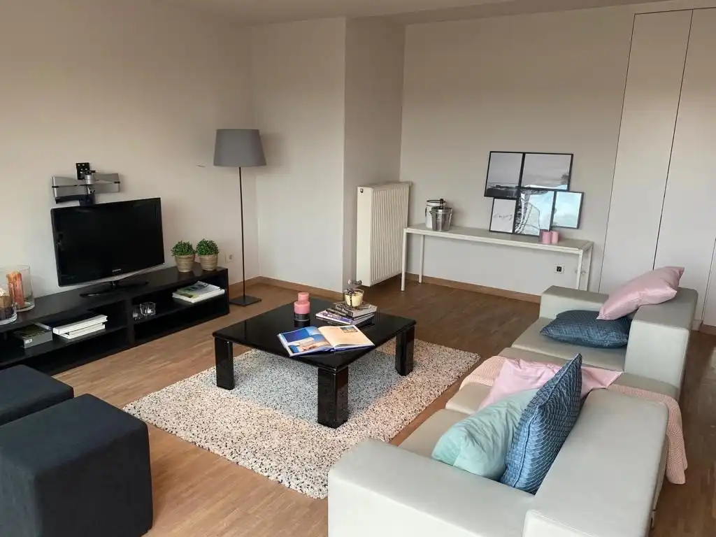 TE HUUR | Instapklaar 2-slaapkamerappartement met ruim terras en garage. foto 5