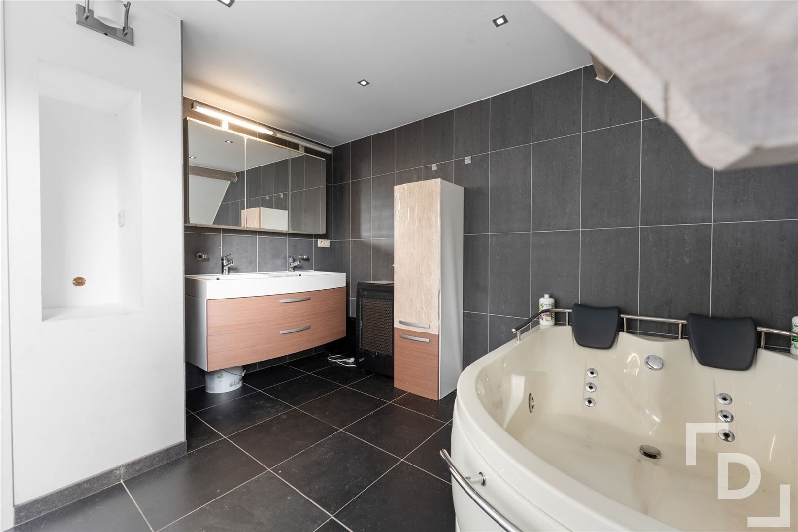 Gezinswoning met ruime tuin in hartje Krombeke! foto 10