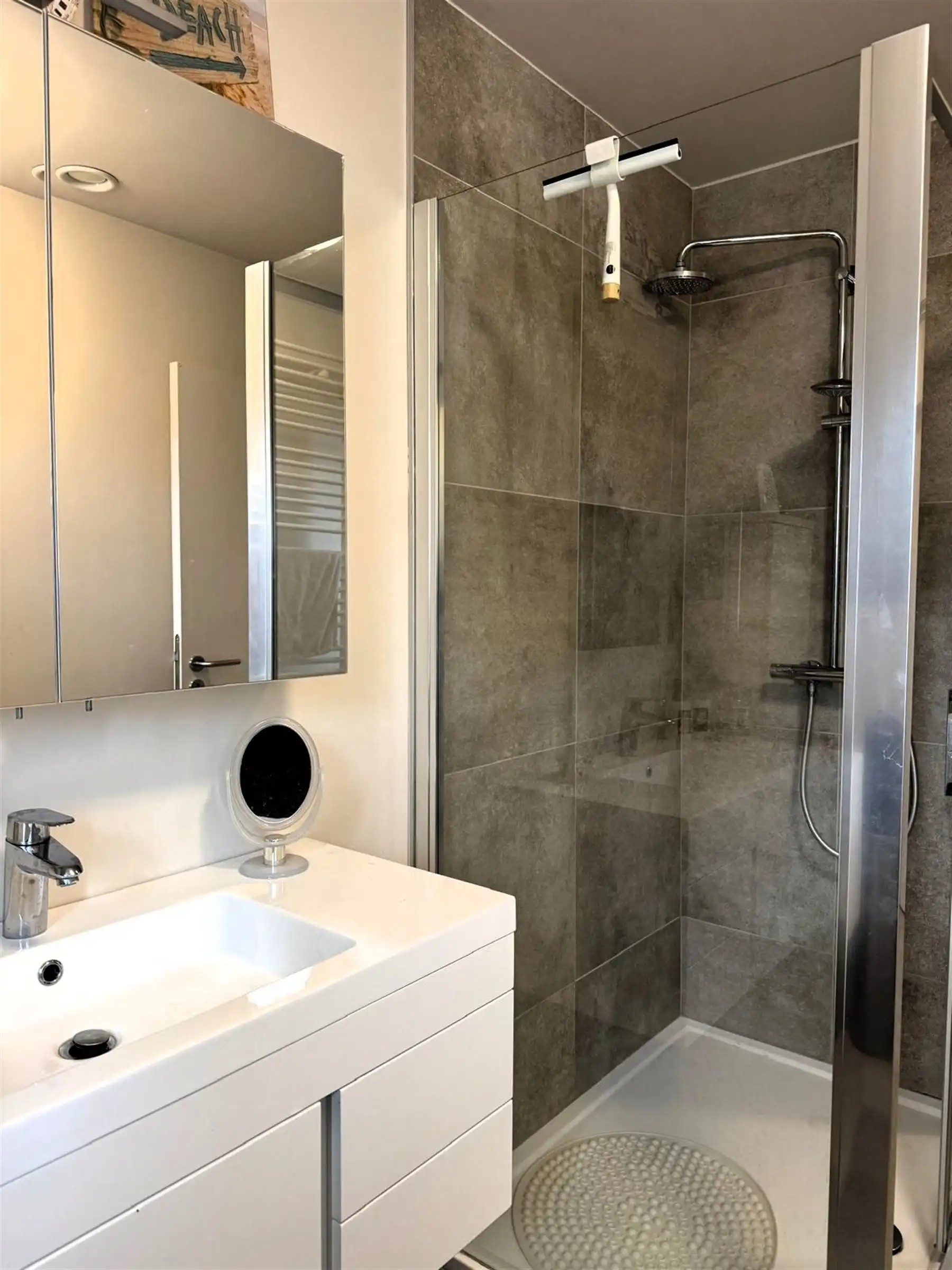 instapklaar en lichtrijk appartement met twee slaapkamers en grote zolder in Zwevegem foto 10