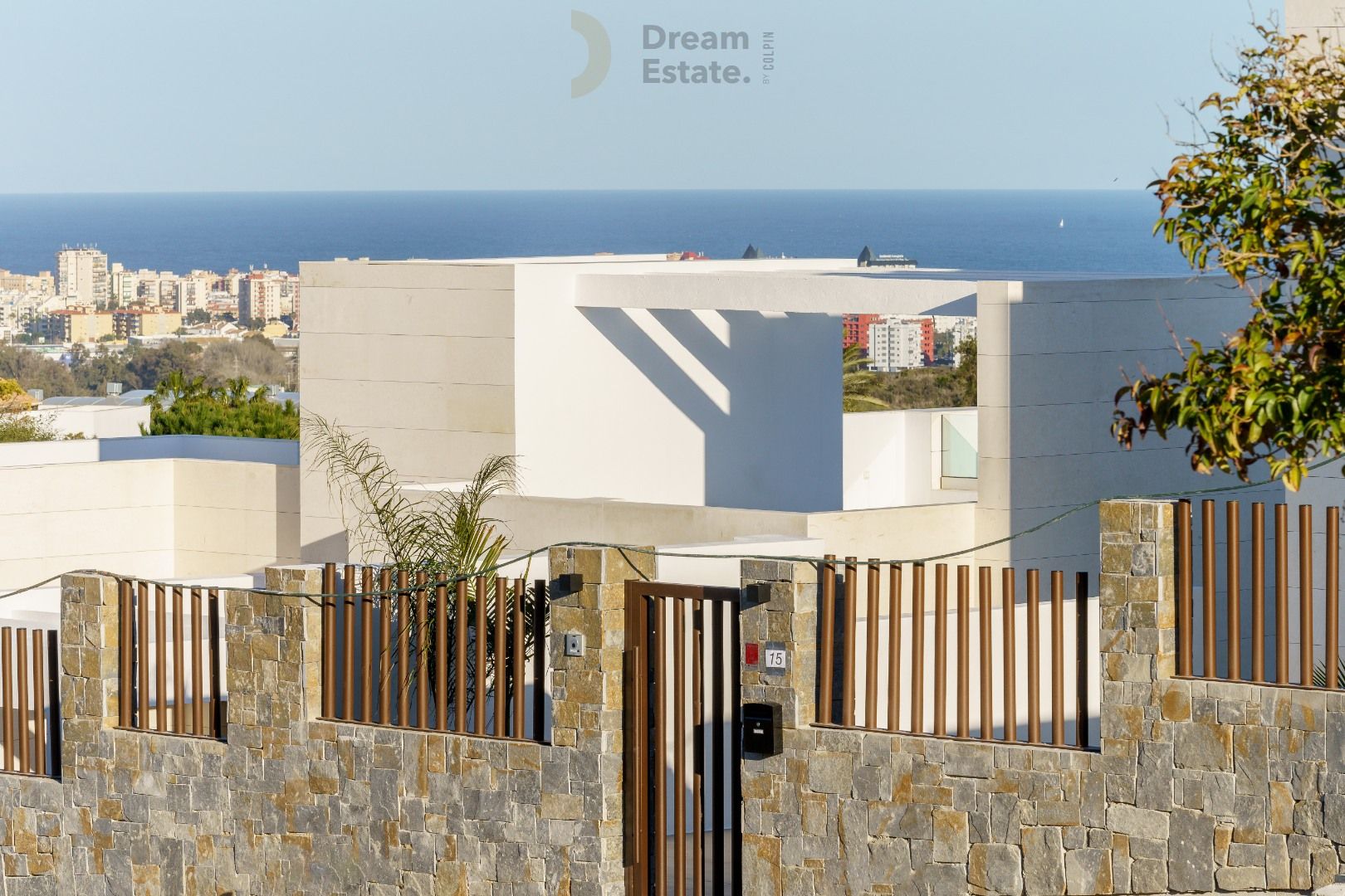 Nieuwbouwwoningen (nog slechts 2) tegenover de golf met zicht naar zee te Mijas. foto 7
