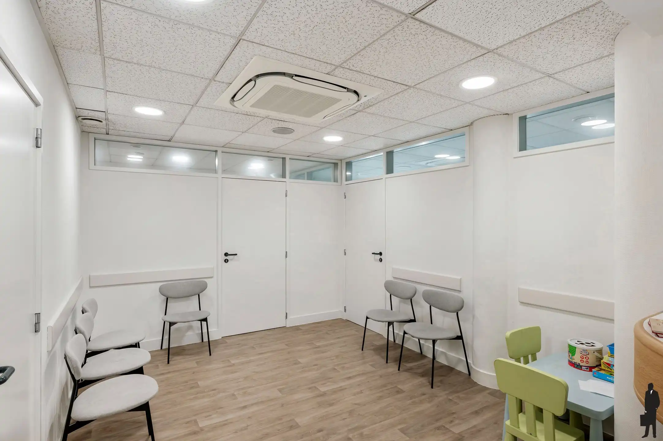 Goed onderhouden dokterspraktijk met 3 studio’s en 14 staanplaatsen foto 7