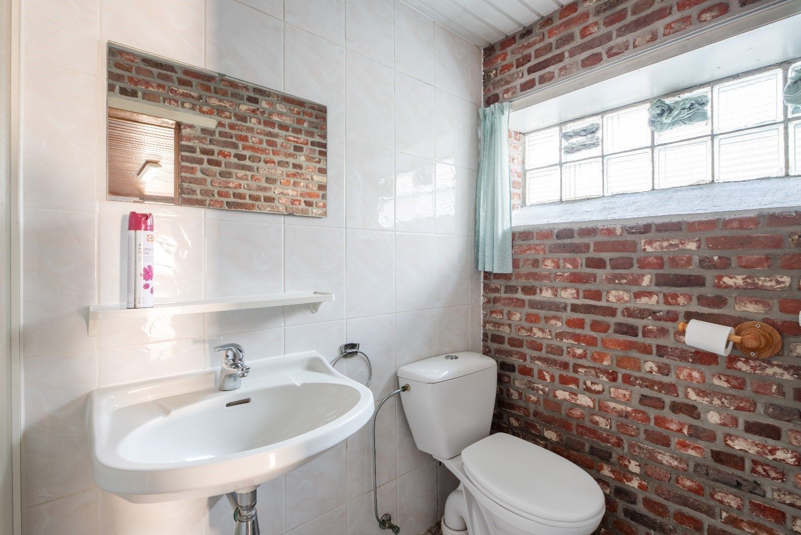 Rijwoning in Geel centrum met tuin en  3 slaapkamers . foto 7