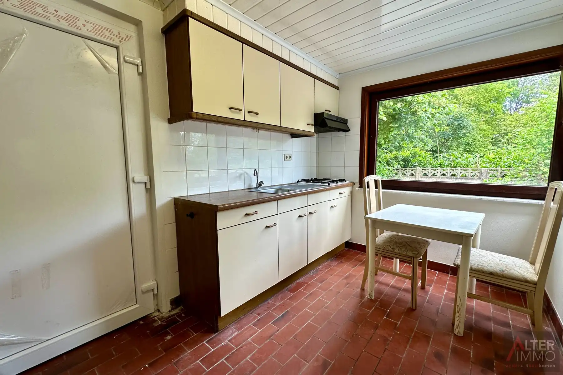 Gelijkvloerse woning (1970) met 2 slaapkamers, kelder en zolder (mogelijks in te richten) op perceel van 10a 30ca. foto 6